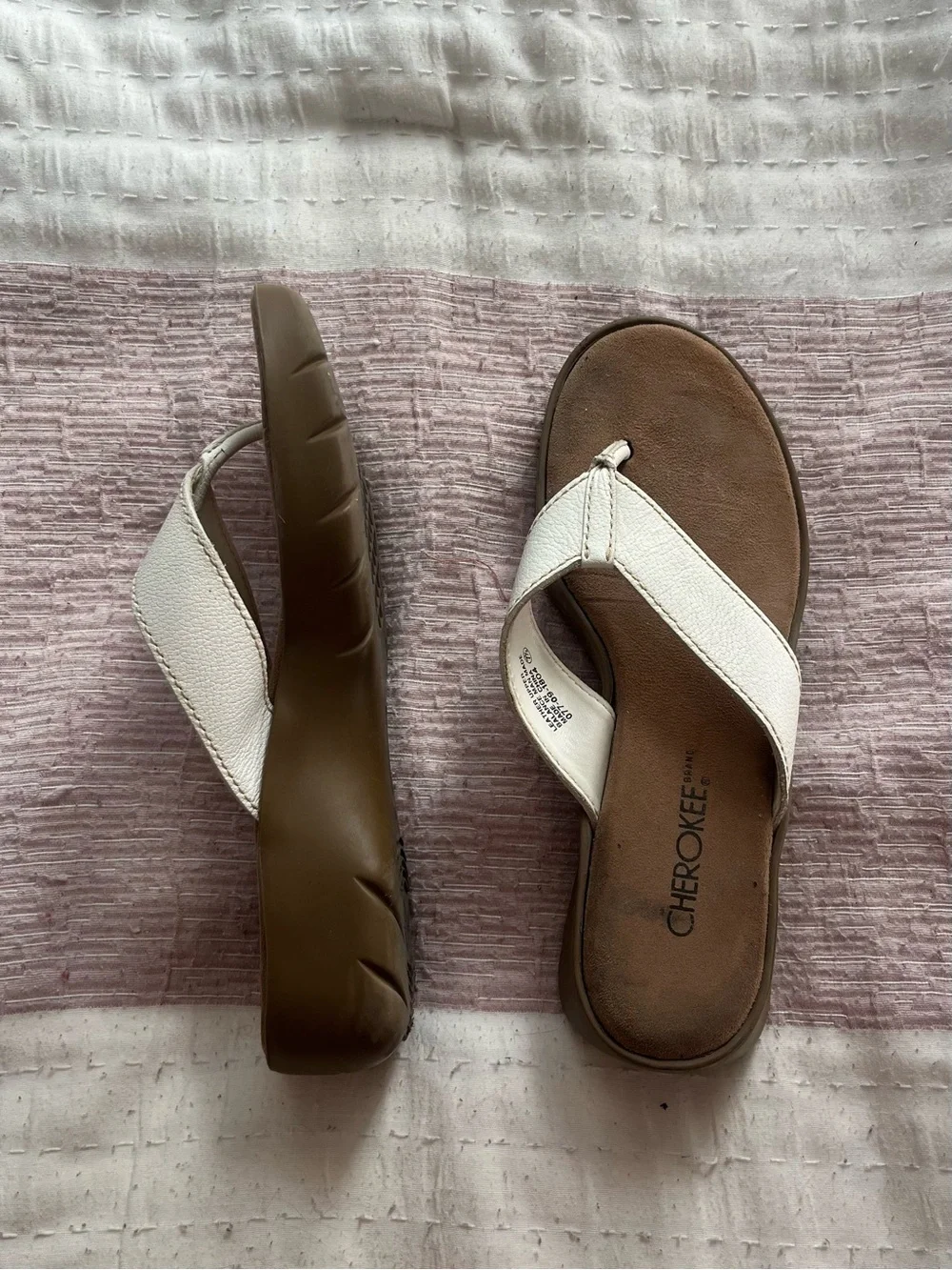 Y2K 2000s style White Thong Platform Sandals Cherokee Size 7.5